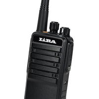 Рация Lira DP-2000V DMR в руке — компактный корпус с защитой IP67
