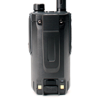 Рация TYT TH-UV99 10W в руке — компактная мощная радиостанция для связи на расстоянии