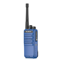 Взрывозащищённая рация Lira DP-2000 Ex DMR в руке — компактный корпус с защитой IP68