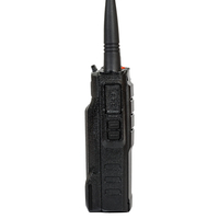 Верхний торец Lira DP-100V Ai DMR: антенный разъём SMA, переключатель каналов, регулятор громкости