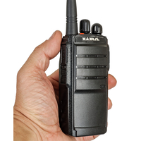 Рация Lira DP-100V Ai DMR в руке — компактный корпус 274 г с защитой IP54