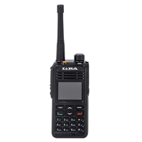 Рация Lira DP-3800 M DMR в руке — эргономичный корпус с защитой IP68 для работы в полевых условиях