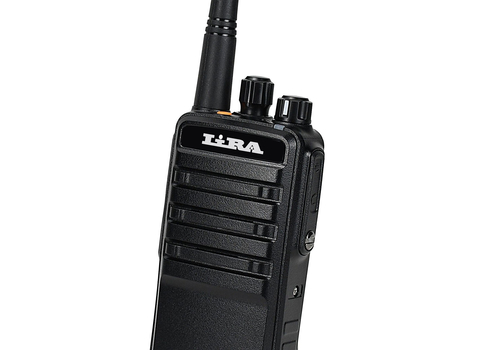 Рация Lira DP-2000V DMR в руке — компактный корпус с защитой IP67