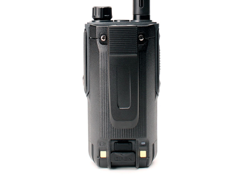 Рация TYT TH-UV99 10W в руке — компактная мощная радиостанция для связи на расстоянии