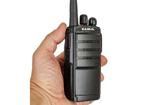 Рация Lira DP-100V Ai DMR в руке — компактный корпус 274 г с защитой IP54
